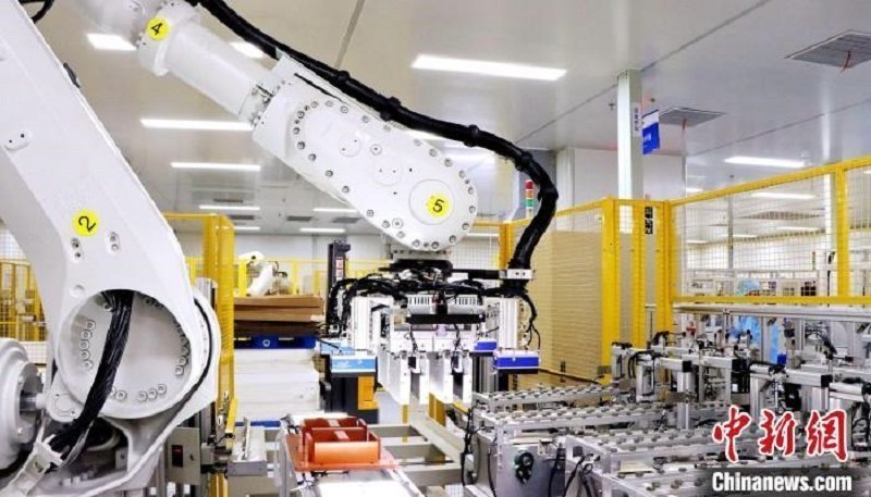 圖為資料圖，海辰儲能自動分檔打包機器人。?曾欣平供圖